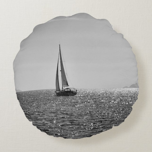 Coolans moderna foto av segelbåt under sommaren rund kudde (Baksidan)