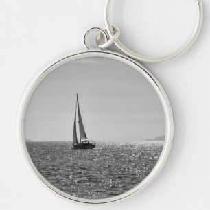 Coolans moderna foto av segelbåt under sommaren rund silverfärgad nyckelring