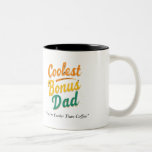 Coolest Bonus Pappa Mugg - Anpassningsbar Stepdad<br><div class="desc">Gratulera till "Kol Bonus Pappa" med den här roliga och coola mugg - en perfekt för Far dag, jul eller födelsedag. Den är gjord av keramiskt högkvalitativt, hållbar och underbar för kaffe, te eller hett choklad. Anpassa den genom att lägga till barnens namn (t.ex. "Från Emma & Liam") eller ett...</div>