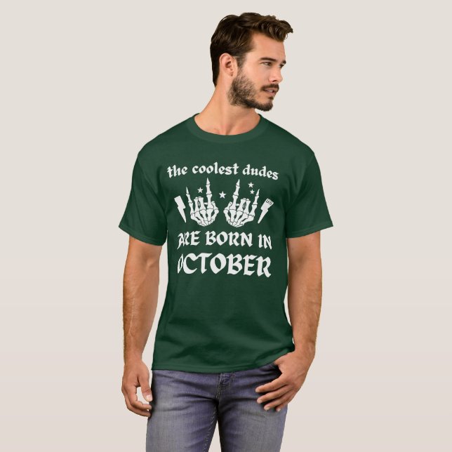 COOLEST DUDES ÄR FÖDDA I OKTOBER-födelsedag T Shirt (Hel framsida)