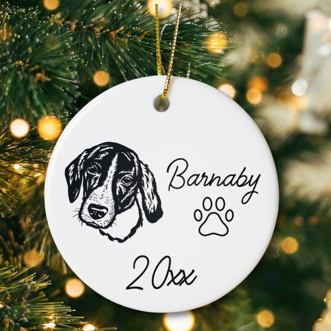 Coonhound Hund Anpassat Namn & År Linje Konst Julgransprydnad Keramik (Coonhound Dog Custom Name and Year Ornament with Paw Print. Black and White Line Art Modern)
