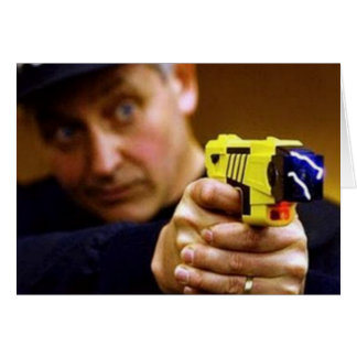 Cop med en Taser Gun OBS Kort
