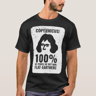 Copernicus vs FlatEarthers vita utskrift som är be T Shirt