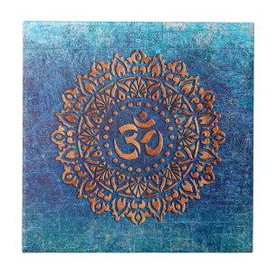 Copper Färg Ohm Symbol Mandala på blå bakgrund Kakelplatta