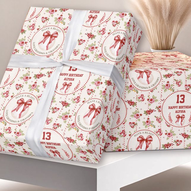Coquette Baseball Bow Blommigt Girl Namn Birthday Presentpapper (Coquette Baseball Red Bow Floral Vintage Birthday Wrapping Paper)