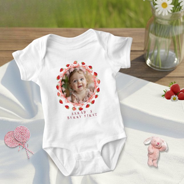 Coquette Berry Första Födelsedag Röd Gingham Foto T Shirt (Coquette Berry First Birthday Red Gingham Photo Baby Bodysuit)