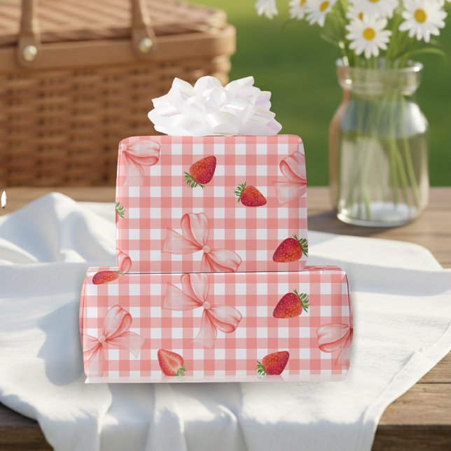 Coquette Berry Första Födelsedag Röd Rutig Presentpapper (Coquette Berry First Birthday Red Gingham Wrapping Paper)