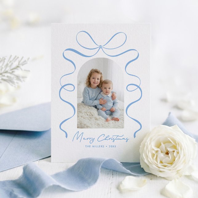 Coquette Blå Slinga Minimalistisk Högtidlig Familj Julkort (Blue Bow Arch Photo Christmas Photo Cards)