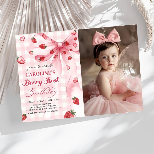 Coquette Bow Berry First Strawberry Birthday Photo Inbjudningar (Skapare uppladdad)