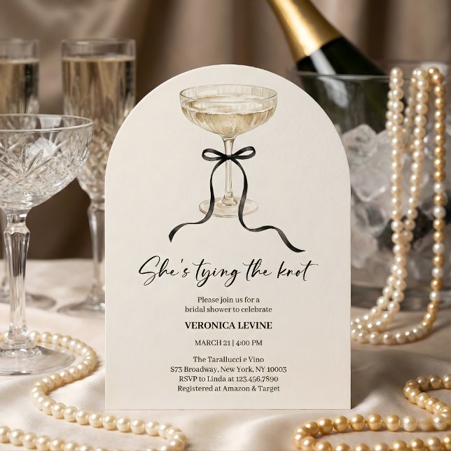 Coquette Bow Hon knyter knuten Bröllopsfest  Inbjudningar (She’s Tying the Knot Bridal Shower - Champagne Coupe Bow, Modern Arch)