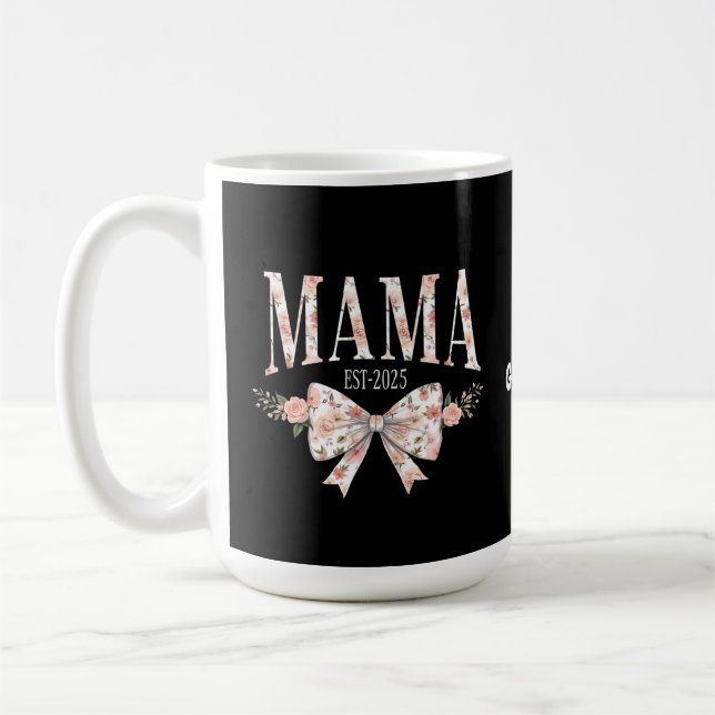 Coquette Bow Mamma Est 2025 Lycklig Mors dag Kaffemugg (Vänster)