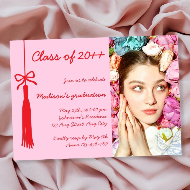Coquette Bow Pink Red Elegan Photo 2026 Graduation Inbjudningar (Coquette Bow Pink Red Elegan Photo 2026 Graduation Invitation)
