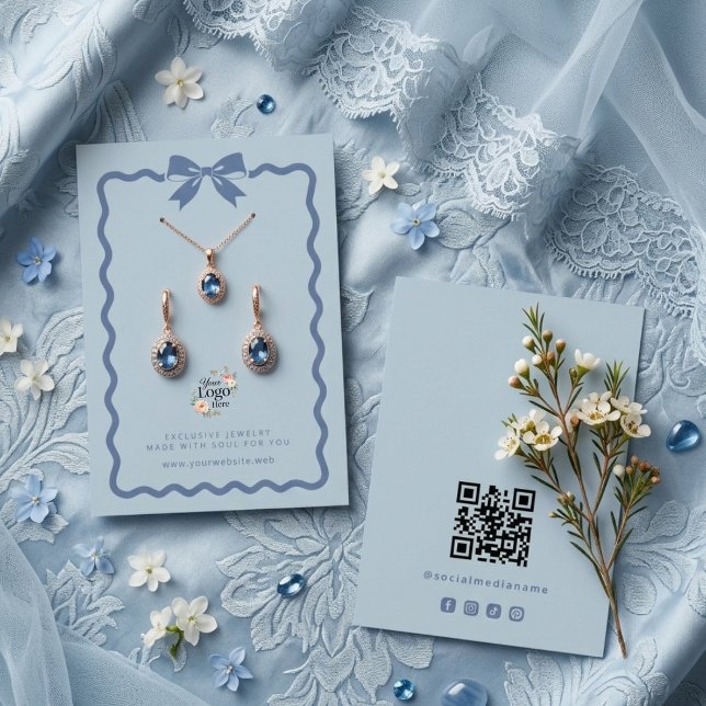 Coquette Bow Smyckesdisplay Branding Blå TMF26 Visitkort (Coquette Aesthetic Dusty Blue Jewelry Display Card Featuring Romantic Bow And Scalloped Frame.)