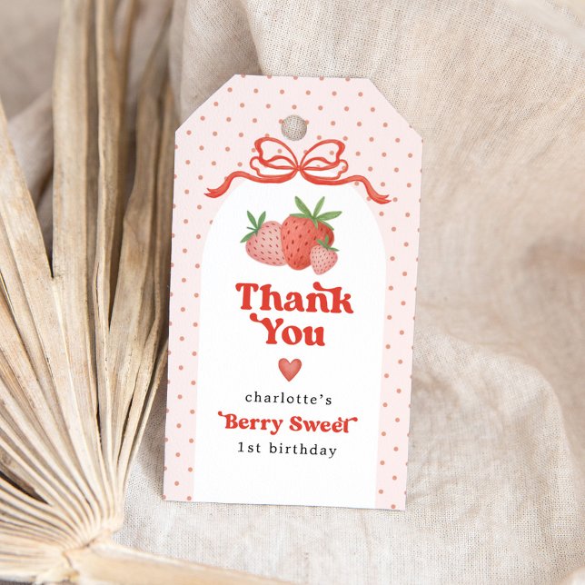 Coquette Bow Strawberry 1st Birthday Party Presentetikett (Skapare uppladdad)