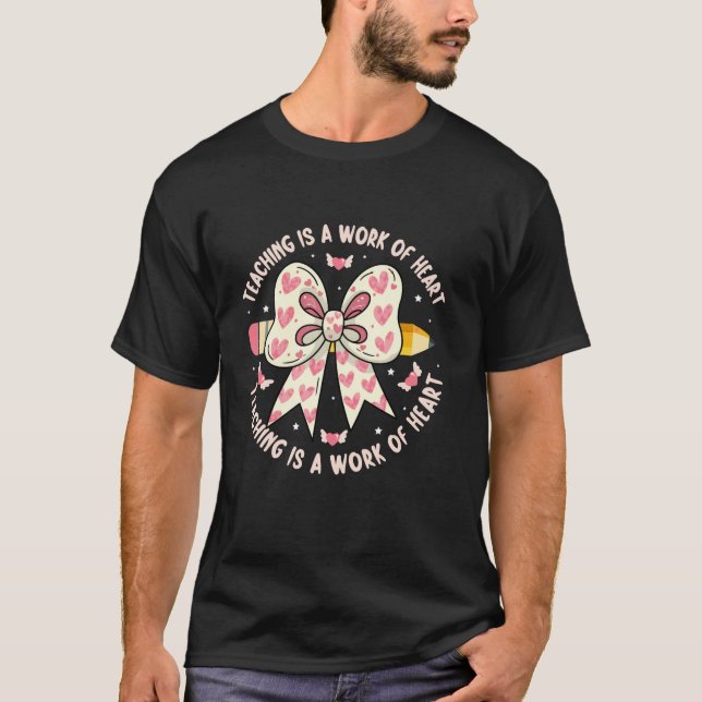 Coquette Bow Teaching Heart Pencil Teacher Valenti T Shirt (Framsida)