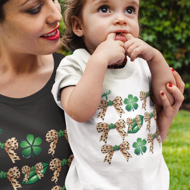 Coquette Irish Leopard Bows med Grönt Shamrocks T Shirt (Bougie cute leopard bow era with green shamrocks on mom and toddler t shirts. )