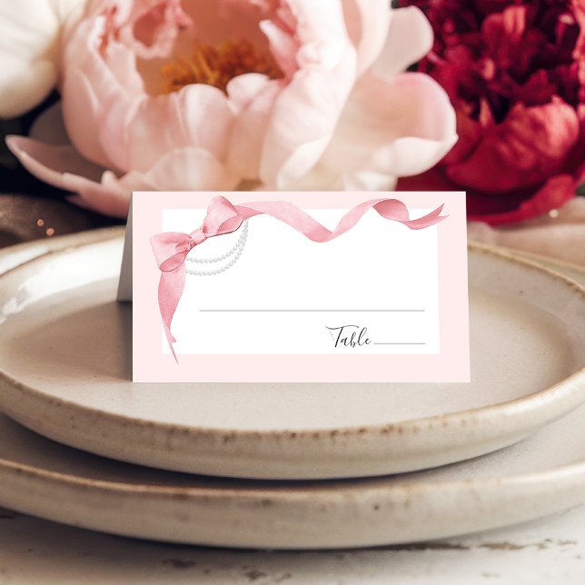Coquette Rosa Rosett & Pärlor Modern Bröllopsfest Placeringskort (Cute coquette pink and white watercolor bow and pearls elegant wedding bridal shower place card)
