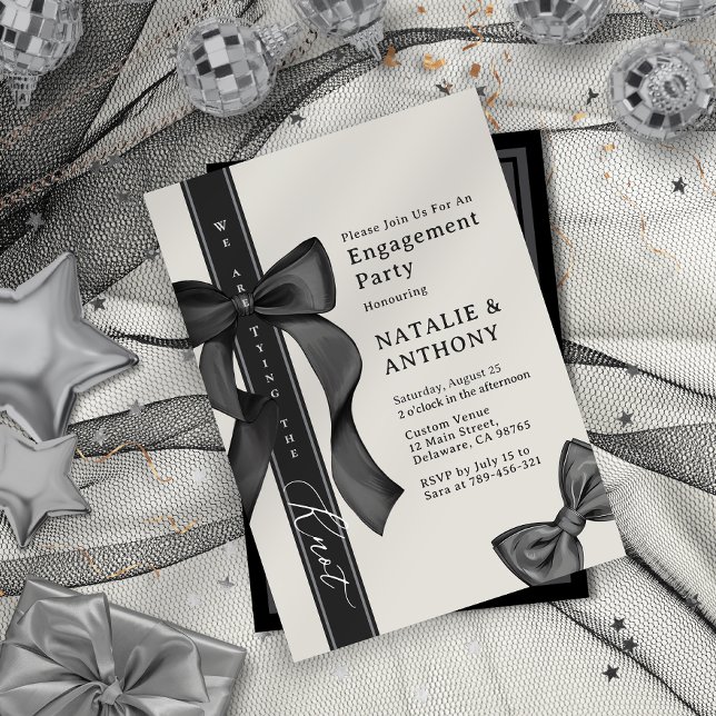 Coquette Smal Sjalvband Vi Giftar Oss Förlovning Inbjudningar (Coquette Bow Tie We Are Tying The Knot Engagement Invitation)