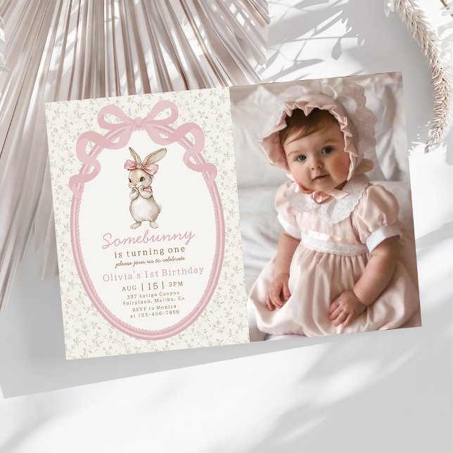 Coquette Some Bunny 1st Birthday Photo Invitation Inbjudningar (Skapare uppladdad)