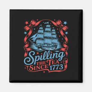 Coquette Spilling the Tea sedan 1773 4:e juli Magnet