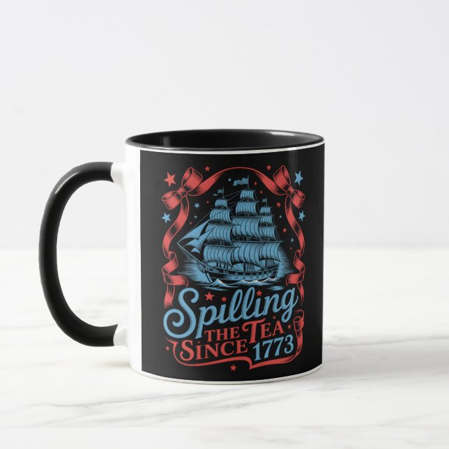 Coquette Spilling the Tea sedan 1773 4:e juli Mugg (Vänster)