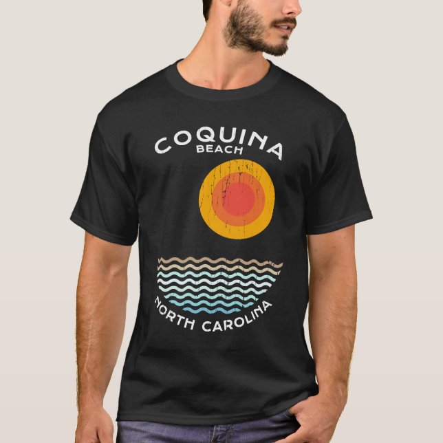 Coquina Beach NC Summertime Vacationing Squiggly W T Shirt (Framsida)