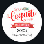 Coquito Red banner Feliz Navidad Round Sticker Runt Klistermärke<br><div class="desc">En coquito round-dekal med en röd banderoll,  Feliz Navidad och innevarande år kan ändras för att uppfylla dina behov. Det är en rund personlig för dina julfester eller för använda som gåvor.</div>