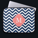 Coral & Blue Zigzags Mönster Monogram Laptop Sleeve<br><div class="desc">Modern och chic chevron rand och quatrefoil monogramdesign.</div>