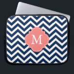 Coral & Blue Zigzags Mönster Monogram Laptop Sleeve<br><div class="desc">Modern och chic chevron rand och quatrefoil monogramdesign.</div>