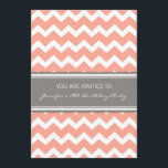 Coral Chevron 18:e Födelsedagsfest inbjudan<br><div class="desc">Anpassningsbar 18:e Födelsedagsfest inbjudan i elegant och söt persikofärgad rosa,  kol-grått och vit roligt och modern chevron zigzags mönster. Lägg till ditt namn och din party-information för ett unikt och snyggt 18:e födelsedagsfest inbjudan.</div>