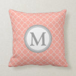 Coral Grått Quatrefoil Monogram dekorativ fyllning Kudde<br><div class="desc">Elegant och modern persikofärgad orange rosa,  grått och vit klassisk marockansk quatrefoil lattice mönster anpassningsbar monogram dekorativt dekorativ kudde. Helt anpassade,  lägg till en egen början för ett verkligt unikt hemdekorobjekt.</div>