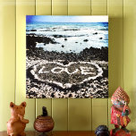 Coral Kärlek Heart Hawaii Black Sand Beach Photo Canvastryck<br><div class="desc">"Kärlek", slappna av och njut av skönheten hos den här pristine Big Island svarta sandstranden när du tittar på den här kanvas fotoavtryck av Hawaiianska kusten. Jag har tur som har sett det här "kärlek" hjärtat av korall sten när jag gick på stranden sent på eftermiddagen. Du kan enkelt anpassa...</div>