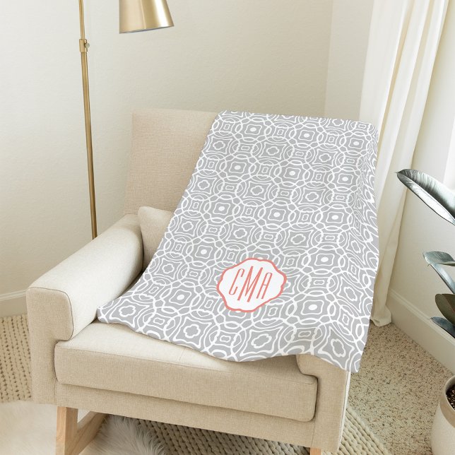 Coral och Grått Quatrefoil Monogram Fleecefilt (Skapare uppladdad)