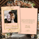 Coral Peach & Guld Kärlek Tack Photo Note Bröllop<br><div class="desc">De vackra korallpersikornen och färgaden bröllop, som du använder, har ett foto i en gyllene ram, som omges av ornerade golden curls och swirls. Rubriken lyder: Kärlek och Tack, med namnen nedan. Baksidan som en romantisk länkad hjärtegrafik tillsammans med en anteckning om anpassningsbarna och namnteckning. Det här tackkortet är enkelt,...</div>