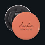 Coral Personlig Bridesmaid Flaska Open er Flasköppnare<br><div class="desc">Skapa en öppnare för nyckel/flaska i personlig för alla speciella människor i bröllop. Namn och titeln kan anpassas efter dina behov/formuleringar.</div>
