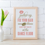 Coral Pucker Up och Fixera återställningsutrymmet  Poster<br><div class="desc">"Fäst,  laga håret och kom tillbaka på Dance Golv" vintage bröllop poster skylten till visning i dambadrummet. Lipstick- och hårpenselaccenter. Koral rosa och antika guld färg på vit bakgrund.</div>
