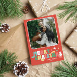 Coral Red Retro Groovy God jul Julkort<br><div class="desc">Groovy retro 60-talet inspirerade till ett julfotokort i korallrött som trycktes med ditt foto i ram med rundade hörn och ett roligtens återbildsteckensnitt.</div>