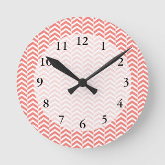 Coral Rosa Chevron Mönster Rund Klocka