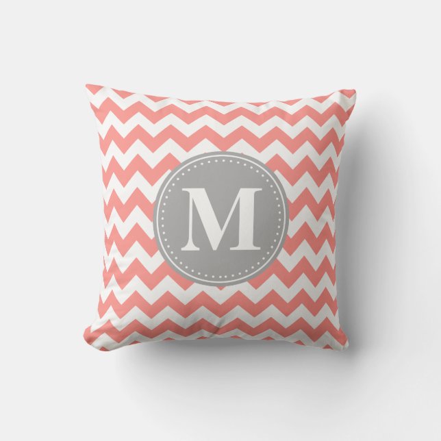 Coral Rosa Chevron Zigzag Grått Monogram Kudde (Framsida)