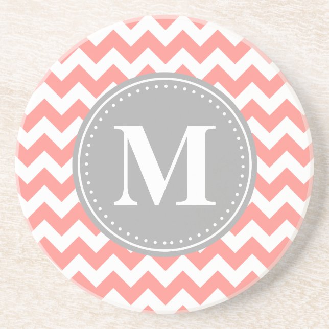 Coral Rosa Chevron Zigzag Grått Monogram Underlägg (Framsidan)