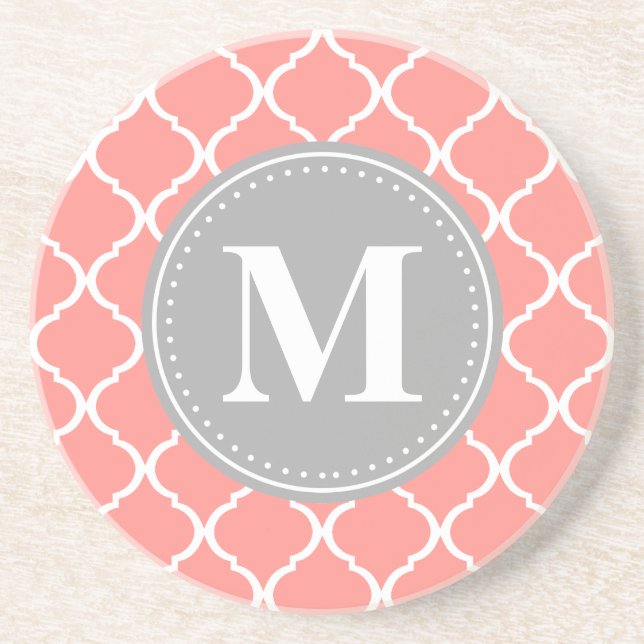 Coral Rosa Moroccan Lattice Grått Monogram Underlägg Sandsten (Framsidan)