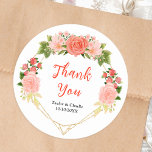 Coral Rosa ros Blommigt Bröllop Tack Runt Klistermärke<br><div class="desc">Det vackra och elegant bröllop-tack du har på dekalen har vattenfärgen rosa röd ros och löv på guld geometriska ram. Texten kombinerar handskript och serif typsnitt för en snyggt och ett modernt utseende. Det här är perfekt för ett vår eller ett sommarnära bröllop.</div>