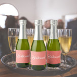 Coral Stylized Script Bröllop Bridesmaid<br><div class="desc">Självhäftande etiketter för bröllop minismousserande vin flaskor som har trendig koral färg tillsammans med "Bridesmaid" tryckt i vitt,  stiliserat skript. En underbar idé när du lägger ut dina brudtärnor och planerar för en bachelorette-fest!</div>