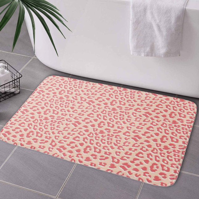Coral White Leopard Skriv ut Badrumsmatta (Coral White Leopard Print Bath Mat by Looly Elzayat
)