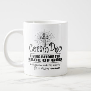 ’Coram Deo’ 20 oz JUMBO Mugg (Svart)