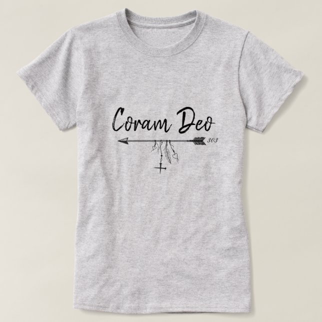 "Coram Deo" på latin (i Guds närvaro) T Shirt (Design framsida)