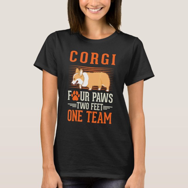Corgi 4 tass 2 fot 1 team Corgi T Shirt (Framsida)
