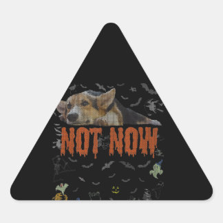 Corgi Gift | Inte nu - Corgi Älskare Ugly Hallowee Triangelformat Klistermärke