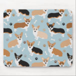 Corgi Hund Tass och Bones Musmatta<br><div class="desc">Cute Corgi hundar med rött,  rött och tri jackar färg med tass avtryck och hund ben mönster.</div>