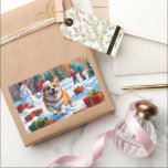 Corgi Runin i Snö med julklapp Rektangulärt Klistermärke<br><div class="desc">En glad Corgi springa som leker genom snövinteckan och bär en festlig röd julhatt. Denna glatta utformning belyser rasens kort ben,  flyktiga jackar och levande personlighet samtidigt som den fångar upp julhelgens värme och charm. Vinterögonblicket är varmt,  fullt av festlig själ.</div>